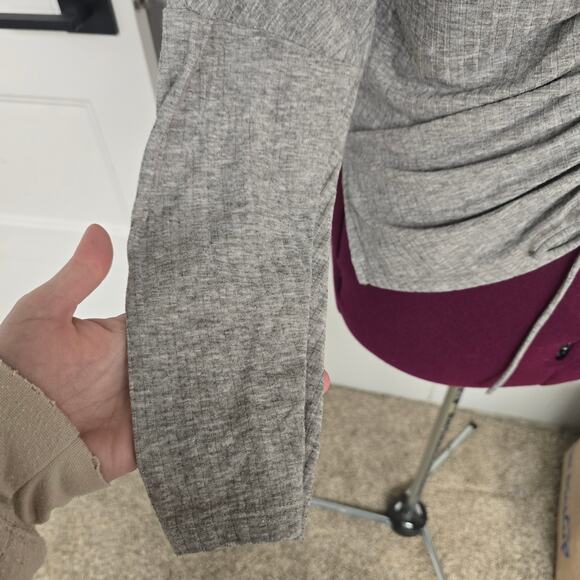 Women's Sophie Rue Gray V-Neck Knit Top w/ Cinch Tie Back - Size Medium - Picture 7 of 10